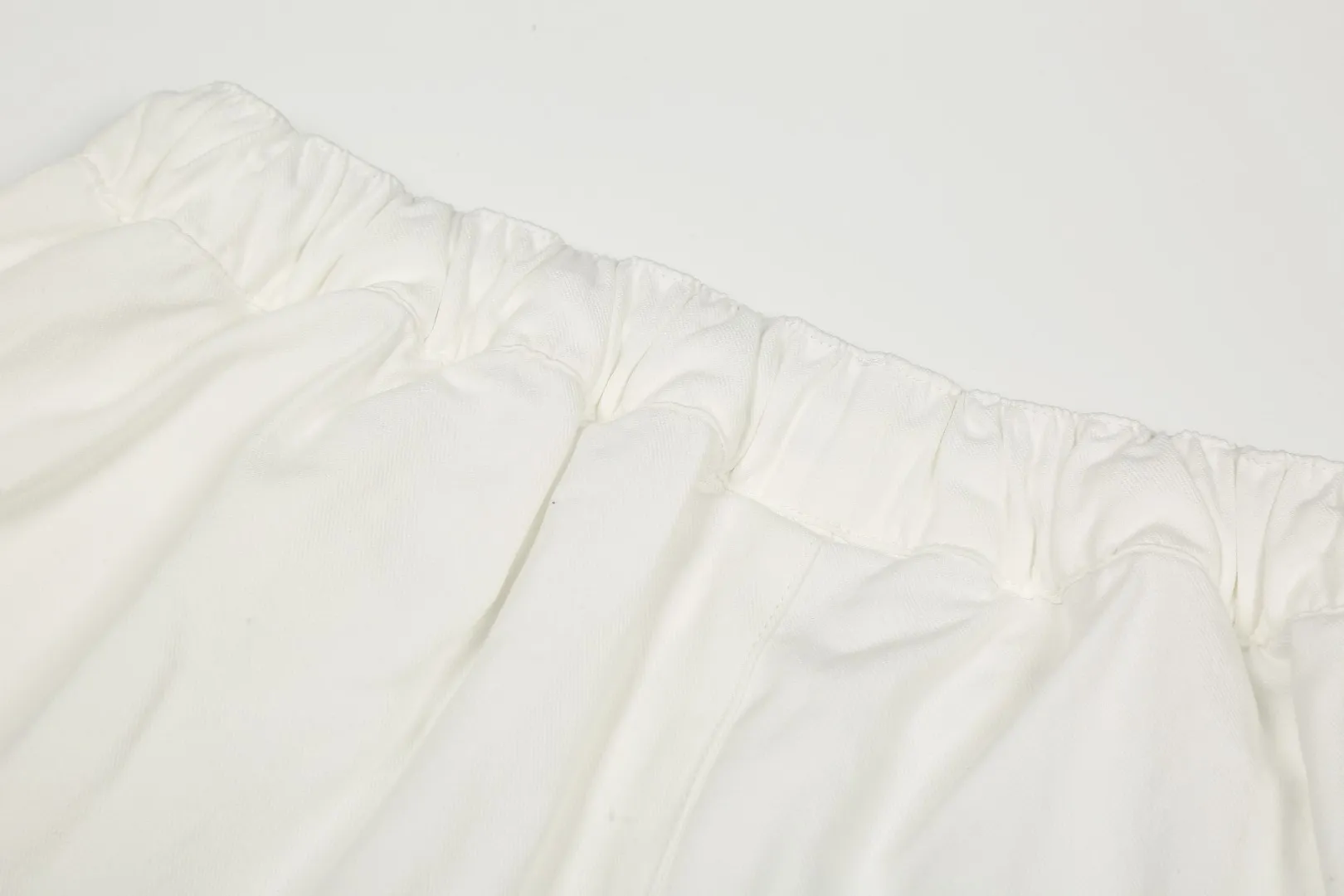 P146 White background picture [popular in summer] Style number: 25051# Color: black/navy blue/khaki/off-white/matte pink Size: S to 100% restoration of workmanship, fake placket design with front waves, double stitched lines covering the independent waistband, 0.6 thread pressure for the whole garment ✅ - RL/women's classic drawstring cotton shorts, super long and wide-leg style, the upper body does not stick to the legs, breathable and cool, drawstring elastic waist, easy to wear and match, all shirts and short-sleeved suits are good-looking. If you like the lazy style, you must buy the refreshing commuting OOTD, practical and full, a must-have item for the summer wardrobe, clean and refreshing